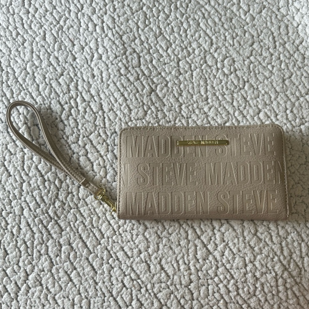 Steve Madden Beige Wristlet Wallet!